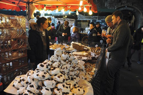 Một tiệm b&aacute;nh kiểu Bồ Đ&agrave;o Nha với c&aacute;c m&oacute;n b&aacute;nh kem v&agrave; b&aacute;nh trứng Pastel de nata ở chợ phi&ecirc;n Borough